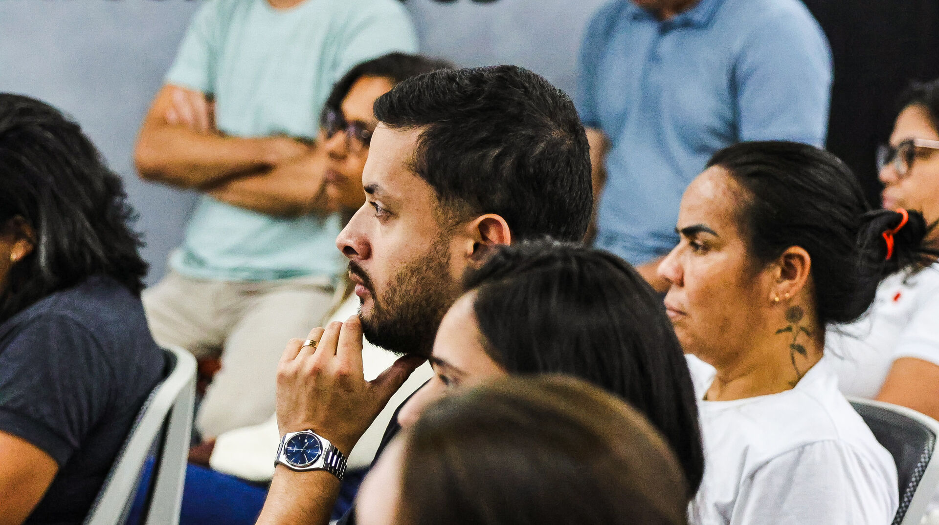 Profissionais atentos durante palestra corporativa sobre percepção de riscos
