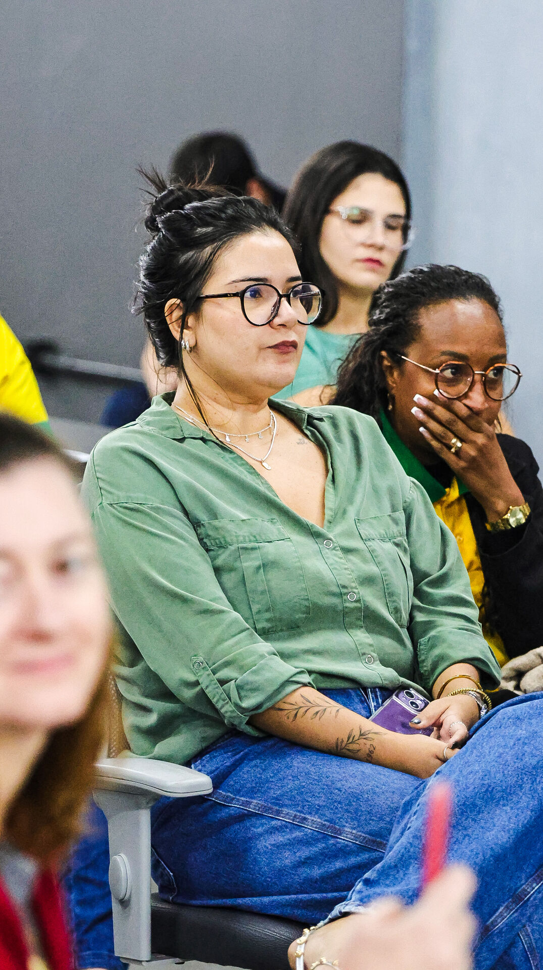 Participantes reflexivos durante palestra corporativa sobre percepção de riscos